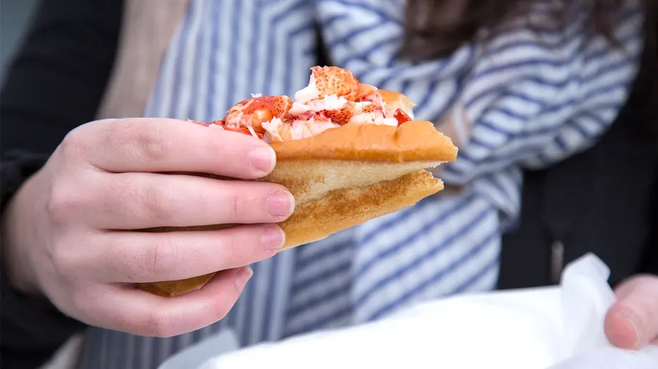 LONG-ISLAND-LOBSTER-ROLL-1
