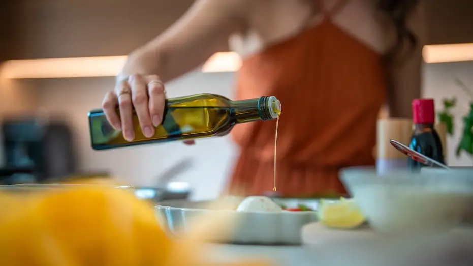 olive-oil-pouring-kitchen-fox-news-001