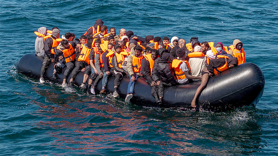 uk-migrant-boat-crossing-france