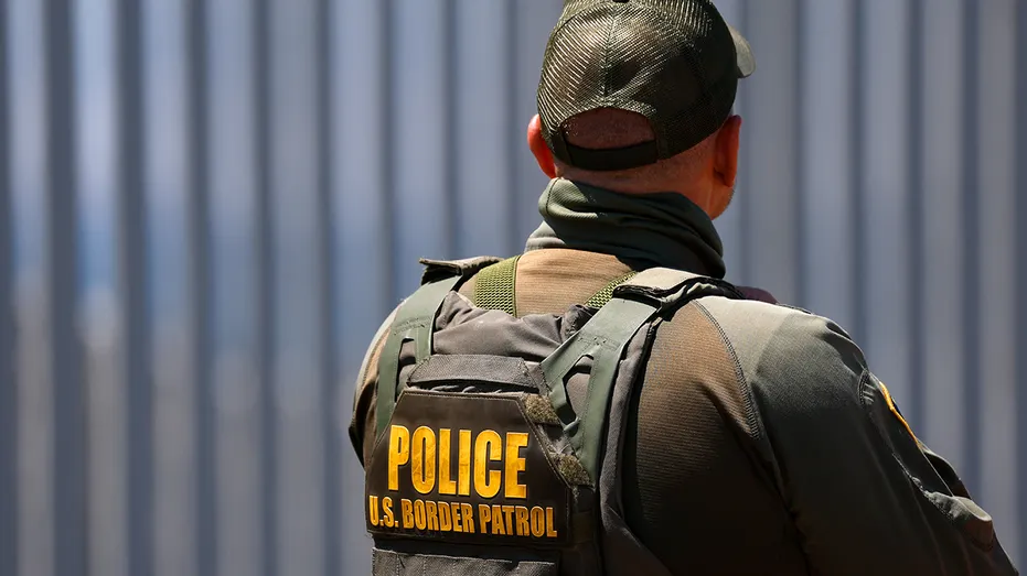 us-border-patrol-agent-back-2