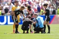 Folarin Balogun coaches referee through stretches after official cramps up during USA vs Australia match