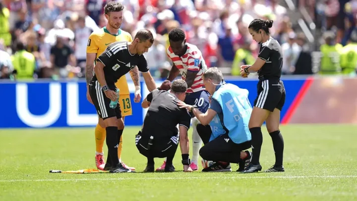 Folarin Balogun coaches referee through stretches after official cramps up during USA vs Australia match