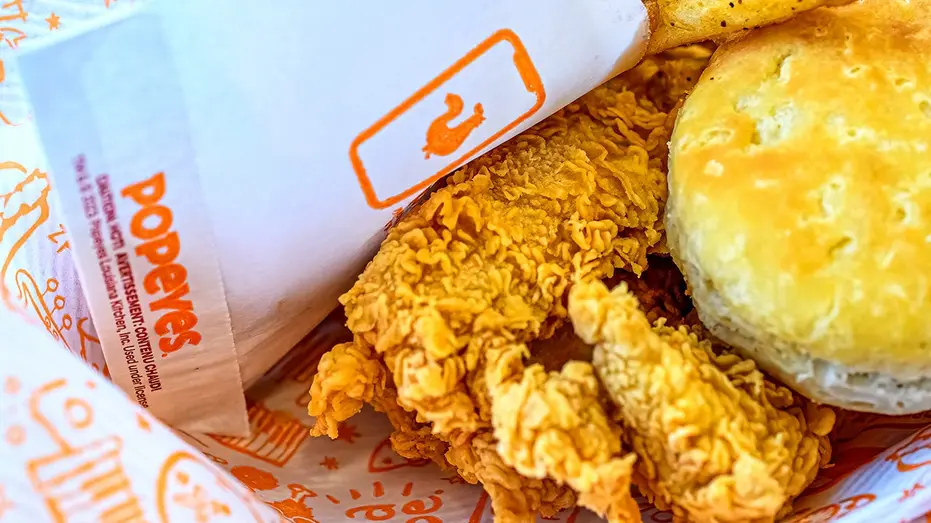2d5e0b59-popeyes_chicken_biscuit