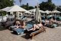Tourists shown in stampede for pool lounge chairs after endless wait at holiday resort